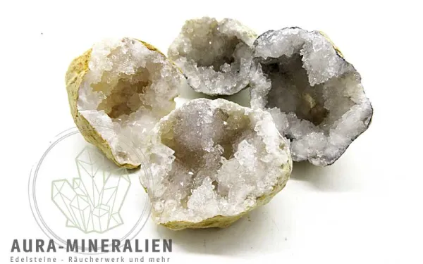 Quarzgeoden Hälfte 4,5-5 cm aus Marokko mit glitzernden Quarzkristallen